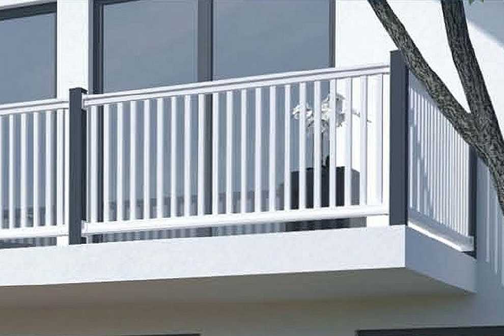 Balkongel�nder Kunststoff Weiss mit senkrechten Profilen und Blumenkasten