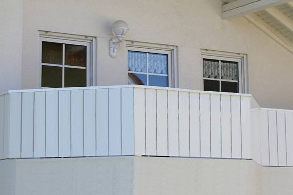 Balkongel�nder Kunststoff Bausatz g�nstig in Wei� mit waagerechten Profilen